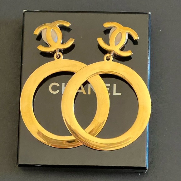 CHANEL CC Logos Shaking Hoop Motif Earrings Clip-On Gold-Tone Authentic 81230 - Picture 1 of 4